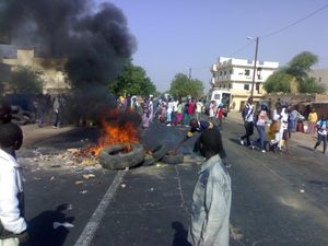 |PHOTOS| Les élèves du CEM de Mpal ont boudé les classes et bloqué la route nationale, ce matin