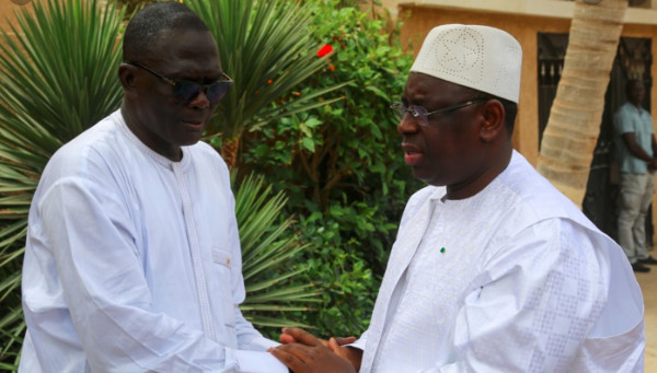 Limogeage : Macky se sépare de Moustapha DIAKHATÉ. Ce dernier lui souhaite " une bonne ...." Limogeage : Macky se sépare de Moustapha DIAKHATÉ. Ce dernier lui souhaite " une bonne ...."
