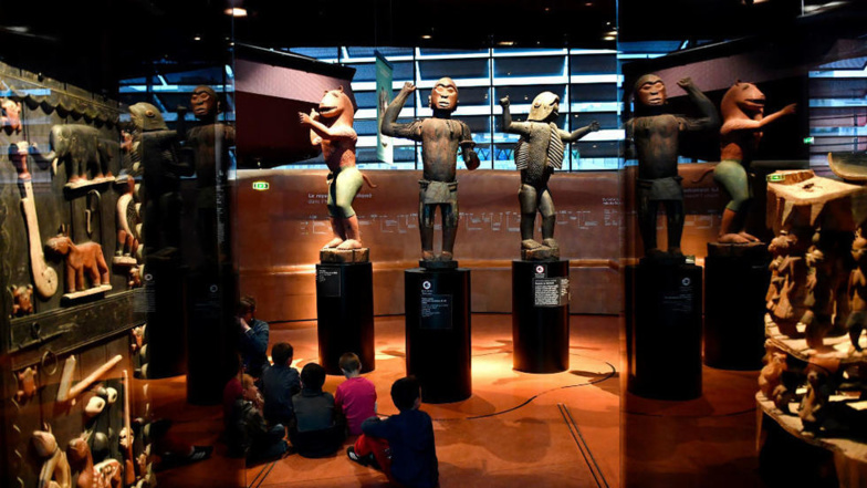 "90 000 objets appartenant à l'Afrique subsaharienne sont dans les musées français", révèle Felwine SARR "90 000 objets appartenant à l'Afrique subsaharienne sont dans les musées français", révèle Felwine SARR