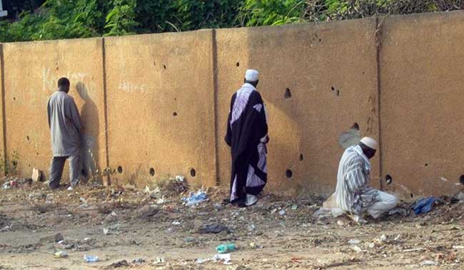 Macky s'attaque aux marchands ambulants et les personnes qui urinent dans les rues