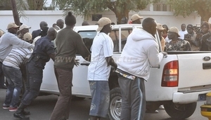 Saint-Louis : Un pécheur légèrement blessé lors d’affrontements entre des partisans de Braya et gardes de Macky Saint-Louis : Un pécheur légèrement blessé lors d’affrontements entre des partisans de Braya et gardes de Macky