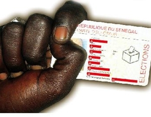 Alerte- Trafics de conscience à Rawane Ngom: Un homme aperçu avec des centaines de carte d'électeurs Alerte- Trafics de conscience à Rawane Ngom: Un homme aperçu avec des centaines de carte d'électeurs