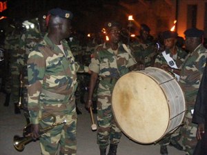 Fête nationale : Saint-Louis dans l'ambiance, ce soir, à la retraite des flambeaux Fête nationale : Saint-Louis dans l'ambiance, ce soir, à la retraite des flambeaux