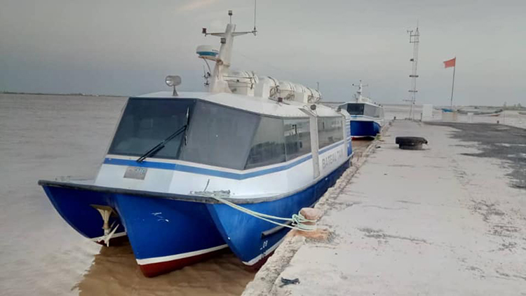 Cédés à la Comune de Saint-Louis par le COSEC,  pourquoi les 2 bateaux-taxis ne circulent toujours pas ...