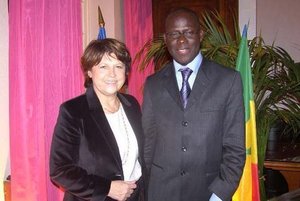 Poignée de mains entre Bamba Dièye et Martine Aubry Poignée de mains entre Bamba Dièye et Martine Aubry