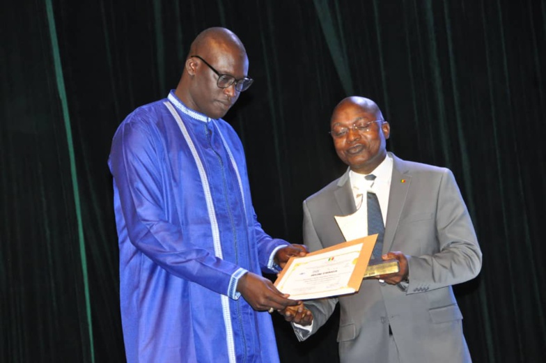 Cheikh Saad Bou SEYE reçoit son trophée des mains du ministre Oumar GUÈYE Cheikh Saad Bou SEYE reçoit son trophée des mains du ministre Oumar GUÈYE