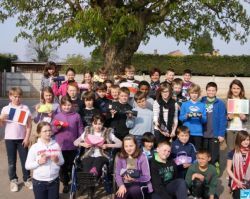 France: des enfants collectent des trousses pour les écoliers de Gandiol (Tassinère) France: des enfants collectent des trousses pour les écoliers de Gandiol (Tassinère)