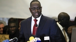 Macky Sall annonce la baisse de la fiscalité sur les salaires en janvier 2013. Macky Sall annonce la baisse de la fiscalité sur les salaires en janvier 2013.