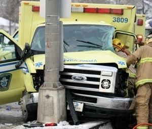 Accident de voiture:  A Ngallèle, une ambulance cogne un poteau électrique