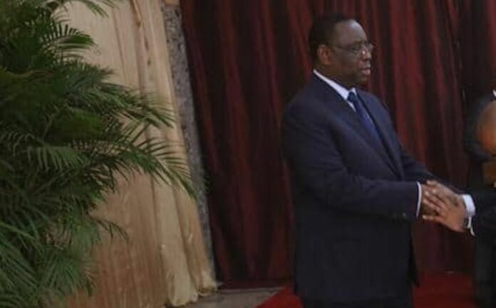 La révérence exagérée d'Oumar Sow, Ministre Conseiller envers Macky Sall secoue la toile