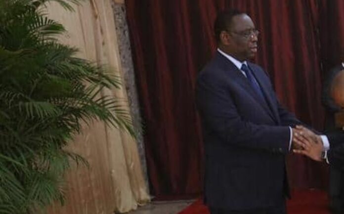 La révérence exagérée d'Oumar Sow, Ministre Conseiller envers Macky Sall secoue la toile La révérence exagérée d'Oumar Sow, Ministre Conseiller envers Macky Sall secoue la toile
