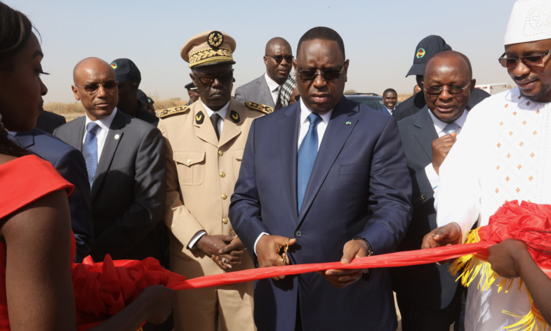 Macky Sall inaugure une usine de fabrication de carreaux céramiques à Sindia