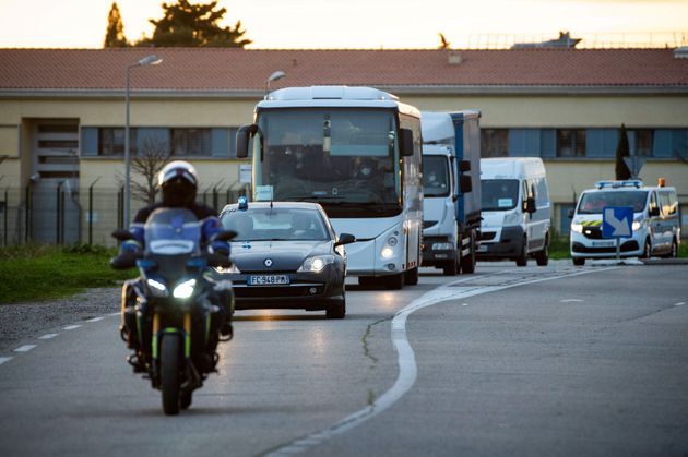 Un bus transportant des citoyens français rapatriés de Wuhan, en route vers Carry-le-Rouet (Bouches-du-Rhône) pour être placés en quarantaine, le 2 février 2020.