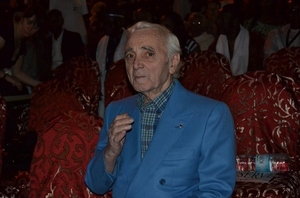 Direct : Charles Aznavour sur la Place Faidherbe de Saint-Louis Direct : Charles Aznavour sur la Place Faidherbe de Saint-Louis