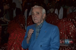 Direct : Charles Aznavour sur la Place Faidherbe de Saint-Louis