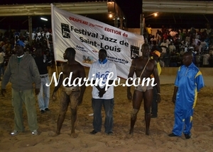 Lutte- Drapeau Festival de Jazz de Saint-Louis: Rass Kass bat Modou Lo et Robert n°2 terasse Forza