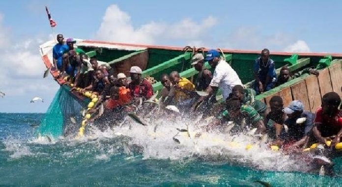 Pêche et mine sur la Langue de Barbarie : Analyse conflictuelle et prise en compte de l'environnement et des intérêts des pêcheurs.