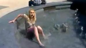 INSOLITE: Une journaliste tombe à l'eau en plein reportage INSOLITE: Une journaliste tombe à l'eau en plein reportage