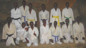 Sports: Karaté : les Karatékas de Saint-Louis profitent de l’expérience du technicien français Sun Sei Kourouma ceinture noire 5ème Dan.