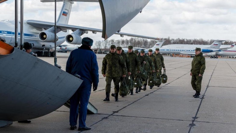 Les militaires russes spécialistes des épidémies s'apprêtent à embarquer pour Rome, le 22 mars 2020. ALEXEY ERESHKO / RUSSIAN DEFENCE MINISTRY / AFP Les militaires russes spécialistes des épidémies s'apprêtent à embarquer pour Rome, le 22 mars 2020. ALEXEY ERESHKO / RUSSIAN DEFENCE MINISTRY / AFP