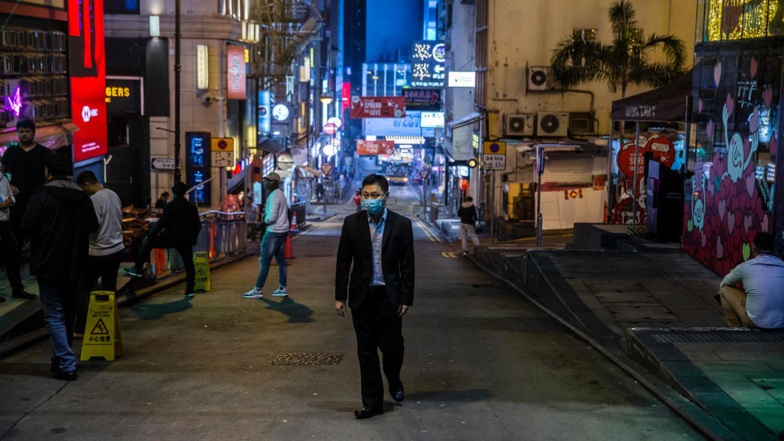 Hong Kong va ordonner l'interdiction de servir de l'alcool dans les bars et les restaurants pour lutter contre la recrudescence du coronavirus. ISAAC LAWRENCE / AFP Hong Kong va ordonner l'interdiction de servir de l'alcool dans les bars et les restaurants pour lutter contre la recrudescence du coronavirus. ISAAC LAWRENCE / AFP