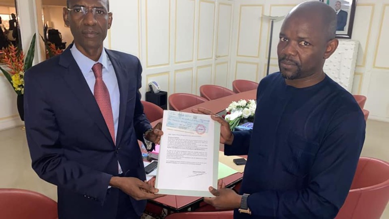 COVID-19 : Tahirou Sarr remet un chèque d'un milliard COVID-19 : Tahirou Sarr remet un chèque d'un milliard