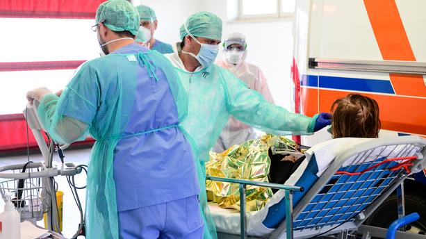 Coronavirus en Italie : baisse inédite des hospitalisations en soins intensifs Coronavirus en Italie : baisse inédite des hospitalisations en soins intensifs