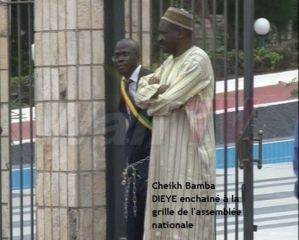 (Photos) Lorsque Bamba Dièye s’enchaînait sur les grilles de l'Assemble, Momar Talla Kébé était bien là ! Regardez (Photos) Lorsque Bamba Dièye s’enchaînait sur les grilles de l'Assemble, Momar Talla Kébé était bien là ! Regardez