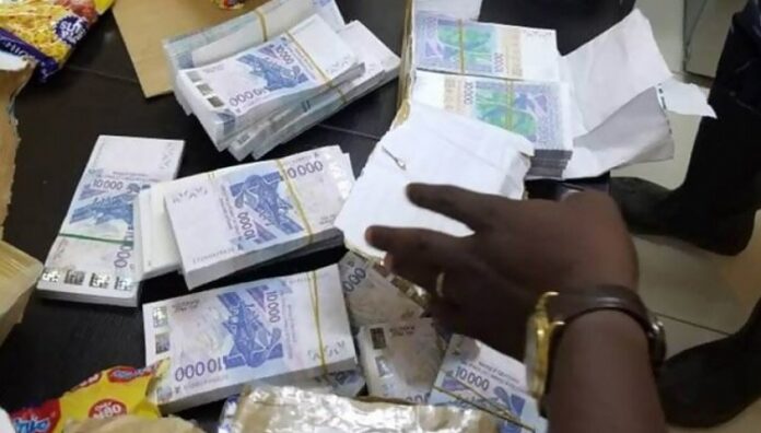 AFFAIRE DES FAUX BILLETS : Un des cerveaux cite Pape DIOP et Farba SENGHOR dans l’enquête préliminaire AFFAIRE DES FAUX BILLETS : Un des cerveaux cite Pape DIOP et Farba SENGHOR dans l’enquête préliminaire