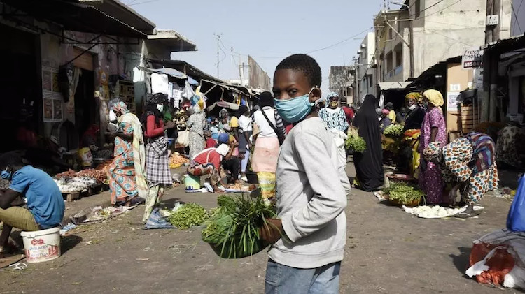 Le port du masque est obligatoire dans les espaces publics au Sénégal depuis le 19 avril 2020. Seyllou / AFP Le port du masque est obligatoire dans les espaces publics au Sénégal depuis le 19 avril 2020. Seyllou / AFP