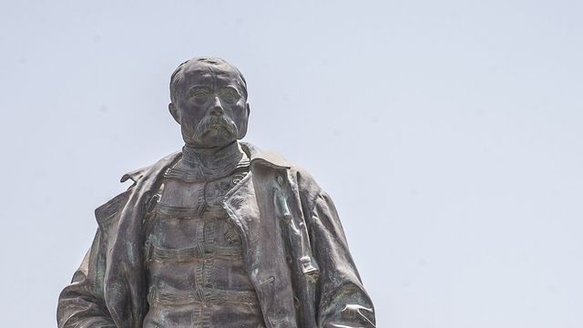 La présence dérangeante de de la statue de Faidherbe à Saint-Louis. Par Khadim NDIAYE La présence dérangeante de de la statue de Faidherbe à Saint-Louis. Par Khadim NDIAYE
