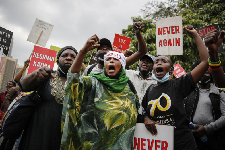 Manifestation devant l’ambassade américaine à Nairobi, au Kenya, le 9 juin 2020. — © Biran Inganga/AP Photo via Keystone Manifestation devant l’ambassade américaine à Nairobi, au Kenya, le 9 juin 2020. — © Biran Inganga/AP Photo via Keystone