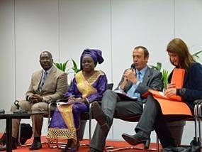Mme AIda Mbaye et M.Demba Niang DG de l'ADC en compagnie d'élus Lillois. Mme AIda Mbaye et M.Demba Niang DG de l'ADC en compagnie d'élus Lillois.