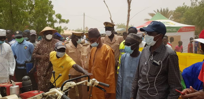 Direct – Matam : Moussa BADLÉ remet du matériel d’irrigation et des instrants aux producteurs (photos)