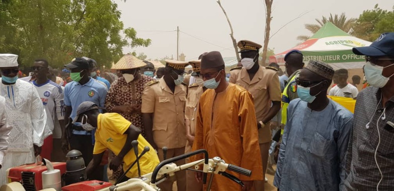 Direct – Matam : Moussa BADLÉ remet du matériel d’irrigation et des instrants aux producteurs (photos)