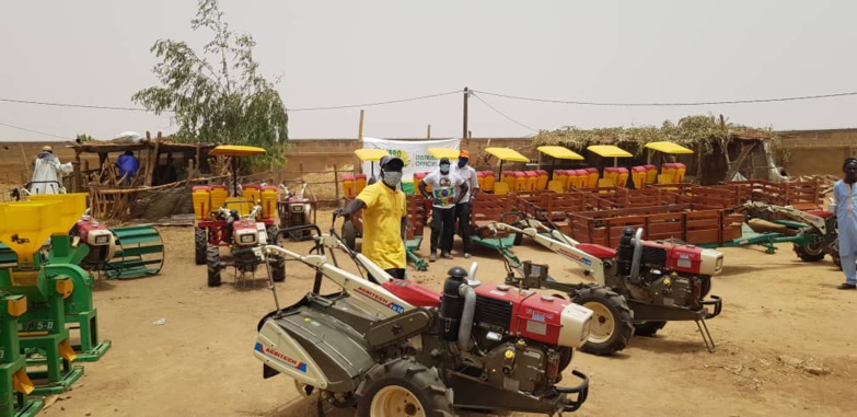 Direct – Matam : Moussa BADLÉ remet du matériel d’irrigation et des instrants aux producteurs (photos)