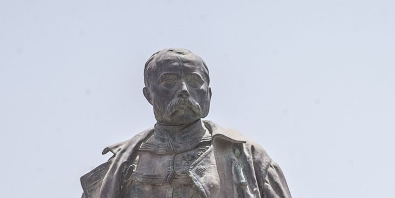 Ces intellectuels sénégalais au garde-à-vous devant Faidherbe. Par Ousseynou BÈYE Ces intellectuels sénégalais au garde-à-vous devant Faidherbe. Par Ousseynou BÈYE