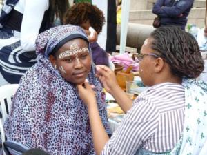 Santé: Trop de maquillage provoque un ménopause précoce.