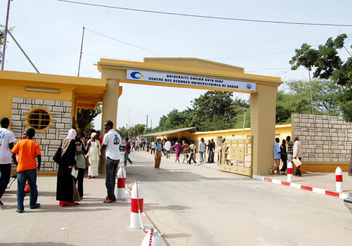 Des étudiants de Saint-Louis à Dakar ont assiégé la mairie, ce lundi.