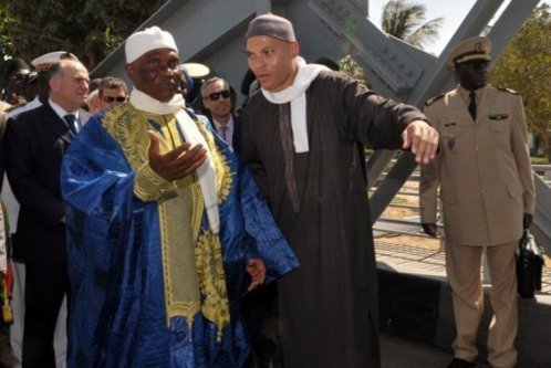 Le président sénégalais Abdoulaye Wade (g) et son fils Karim Wade, le 19 novembre 2011 à Saint-Louis. - AFP/Archives - Seyllou Le président sénégalais Abdoulaye Wade (g) et son fils Karim Wade, le 19 novembre 2011 à Saint-Louis. - AFP/Archives - Seyllou