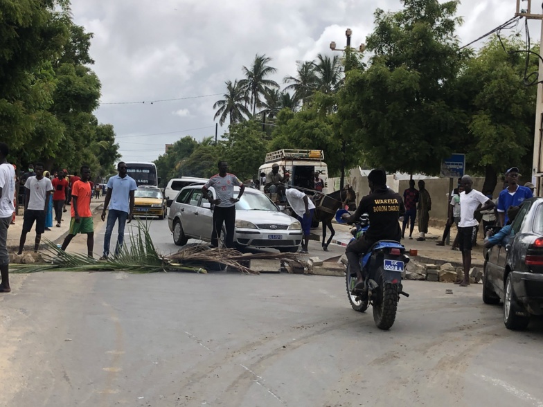 Urgent - Inondations- Manifestations : des jeunes bloquent la RN2 à Darou Urgent - Inondations- Manifestations : des jeunes bloquent la RN2 à Darou