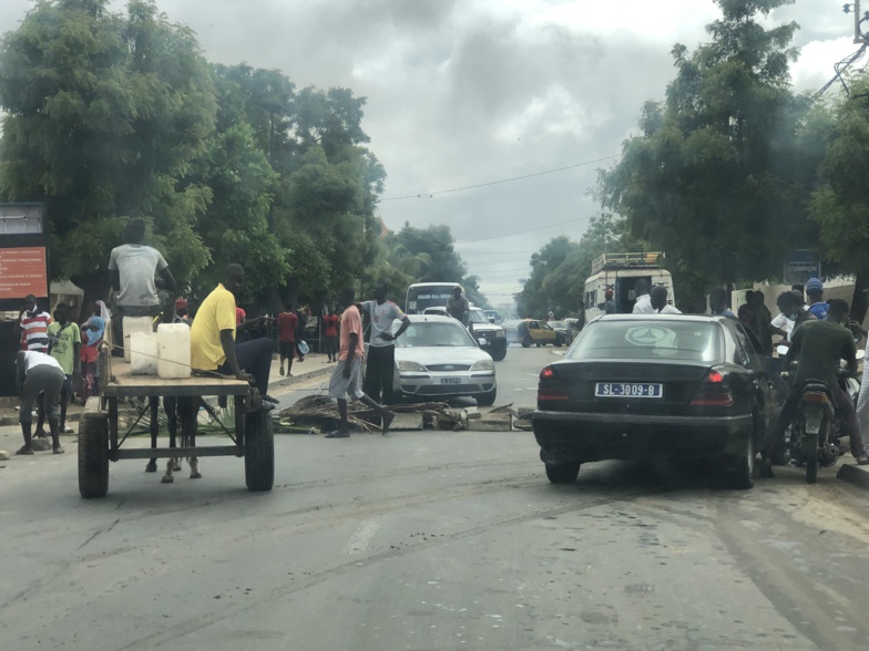 Urgent - Inondations- Manifestations : des jeunes bloquent la RN2 à Darou Urgent - Inondations- Manifestations : des jeunes bloquent la RN2 à Darou