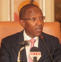 Le Premier ministre, Abdoul Mbaye salue toute l’assistance et zappe Me Ousmane Ngom.