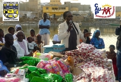 Abdou Guité Seck à l’arbre de Noel des enfants défavorisés de la Commune de Saint-Louis.(Communiqué)