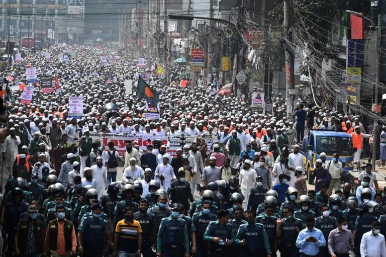 Bangladesh : des dizaines de milliers de manifestants contre la France "ennemie des musulmans"