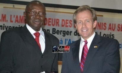 Visite de SEM Lewis Lukens à l’UGB, le recteur de l’UGB salue la qualité de la relation sénégalo-américaine.