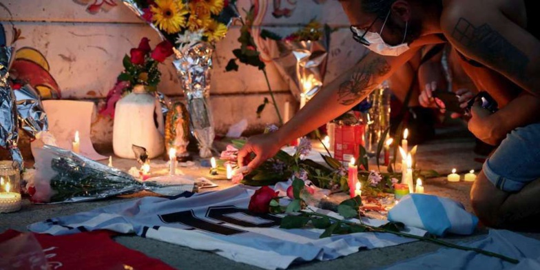 La dépouille de Maradona arrive au palais présidentiel pour la veillée funèbre La dépouille de Maradona arrive au palais présidentiel pour la veillée funèbre