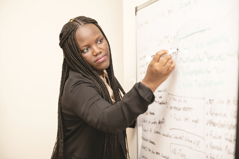 Intelligence artificielle: Adji Bousso Dieng, première femme noire professeure à Princeton Intelligence artificielle: Adji Bousso Dieng, première femme noire professeure à Princeton