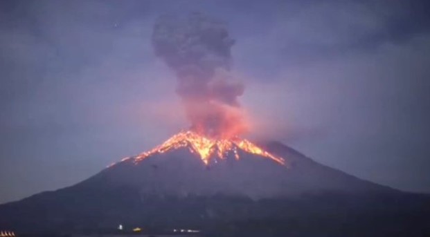 3.000 personnes évacuées en Indonésie après l'entrée en éruption d'un volcan
