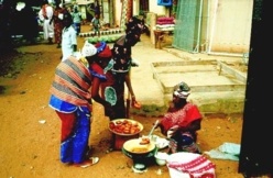 Saint-Louis - Grève des boulangers : La bonne affaire des vendeurs de beignets. Saint-Louis - Grève des boulangers : La bonne affaire des vendeurs de beignets.